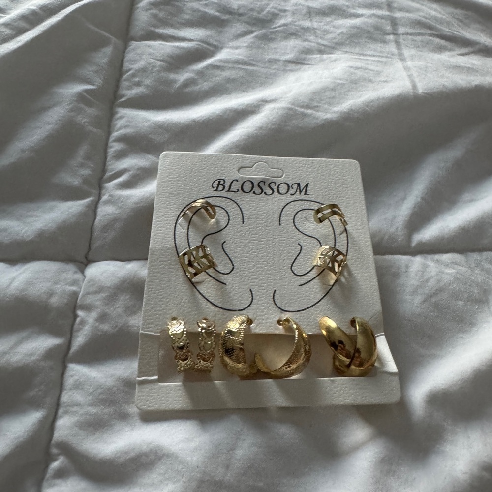 Source Unknown Gold Earring Collection - Picture 2 of 7